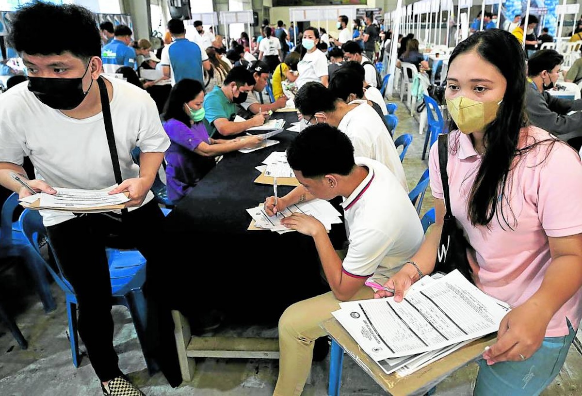 PHOTO: Job applicants FOR STORY: 3.8% unemployment noong 2024 pinakamababa sa 20 taon - PSA